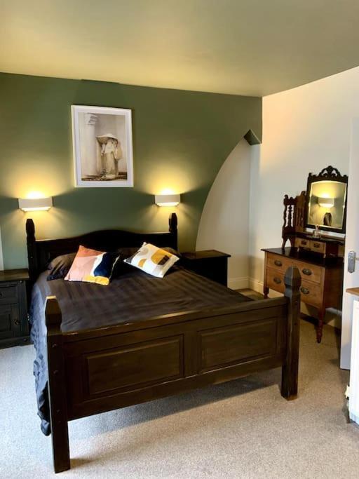 Chic Townhouse Near Tunnels Beaches 伊尔弗勒科姆 外观 照片