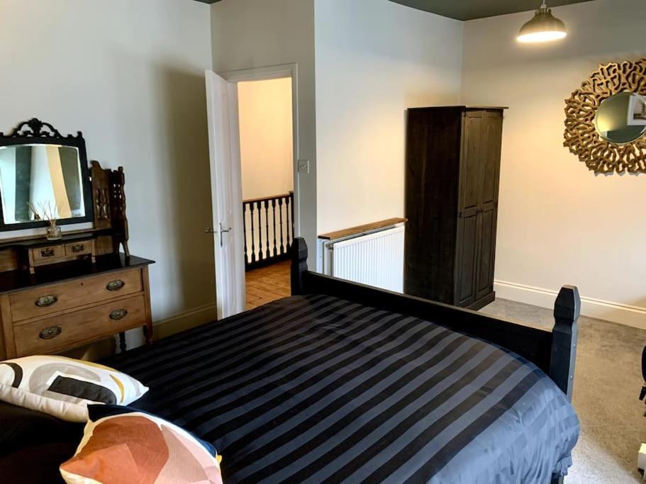 Chic Townhouse Near Tunnels Beaches 伊尔弗勒科姆 外观 照片