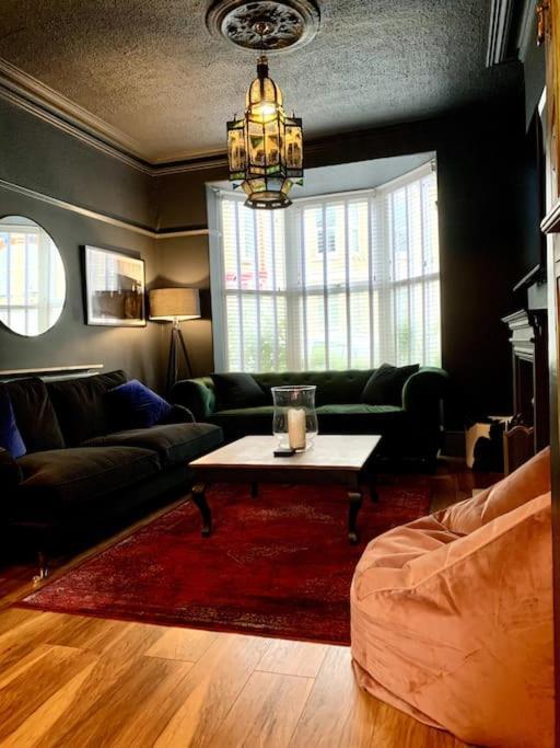 Chic Townhouse Near Tunnels Beaches 伊尔弗勒科姆 外观 照片