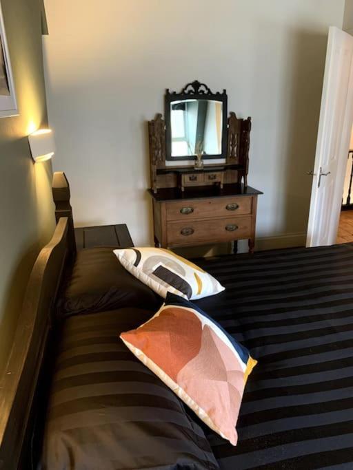 Chic Townhouse Near Tunnels Beaches 伊尔弗勒科姆 外观 照片