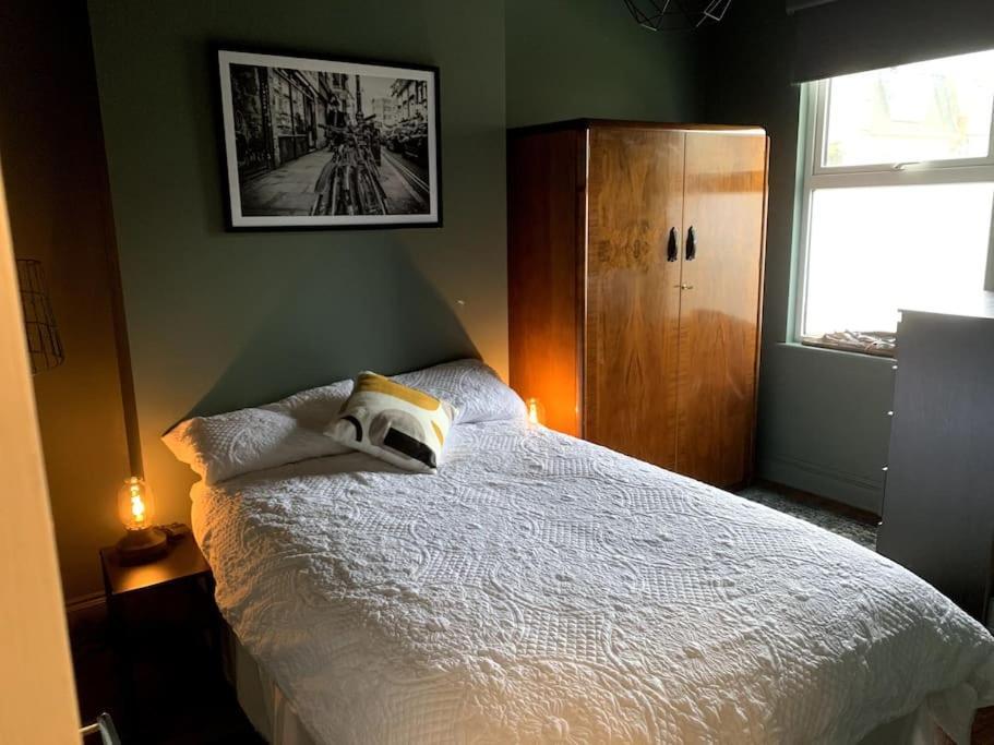 Chic Townhouse Near Tunnels Beaches 伊尔弗勒科姆 外观 照片