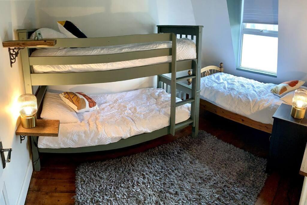 Chic Townhouse Near Tunnels Beaches 伊尔弗勒科姆 外观 照片