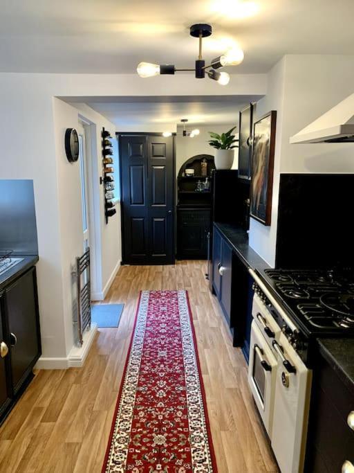Chic Townhouse Near Tunnels Beaches 伊尔弗勒科姆 外观 照片