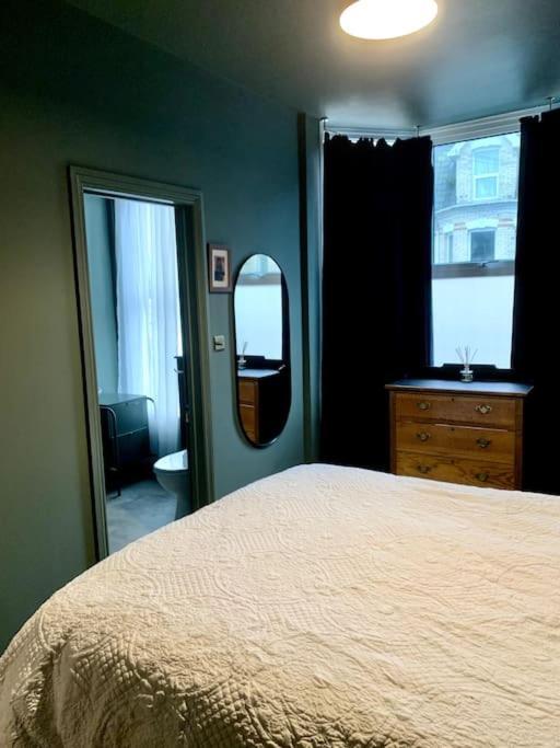 Chic Townhouse Near Tunnels Beaches 伊尔弗勒科姆 外观 照片